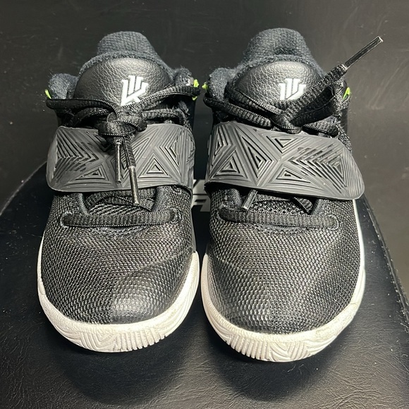 Boys Nike Kyrie Flytrap 3 Basketball Shoes Size 11C - Picture 2 of 13